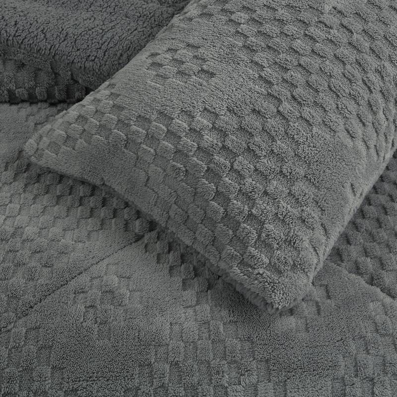Detalle del relieve de cuadros y del reverso sherpa en gris pizarra